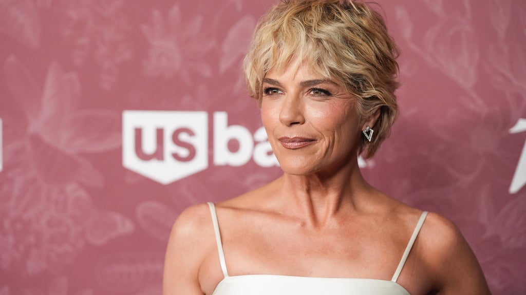 Actress Selma Blair arrested after allegedly biting flight attendant, being restrained on flight from LAX to JFK, source says — CBS Bay Area (KPIX), Siesta Key Health news