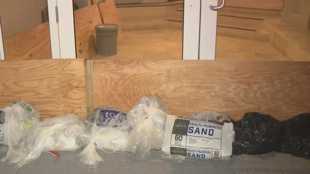 South Florida king tides have businesses preparing for more flooding Monday — CBS Miami, Siesta Key Business news