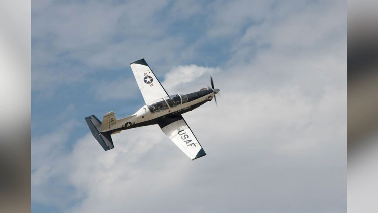 2 Air Force pilots eject from plane near Seguin after problems detected with landing gear, JBSA official says — KENS 5 (San Antonio), Siesta Key Community news