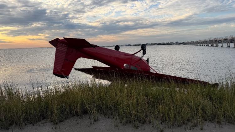 Pilot walks away uninjured after small plane runs off runway in Galveston, police say — KHOU 11 (Houston), Siesta Key Community news
