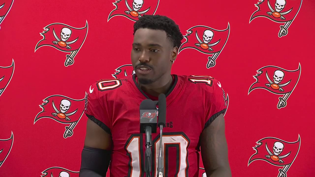 'Ma, come here!': Bucs QB Jalon Daniels shares postgame moment with mom after first NFL win — FOX 13 Sports Tampa Bay, Siesta Key Sports news
